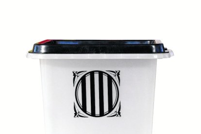 Un “muro” de urnas simbolizó la distancia entre instituciones y gente frente el Palau de la Generalitat.