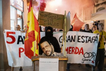 Un “muro” de urnas simbolizó la distancia entre instituciones y gente frente el Palau de la Generalitat.