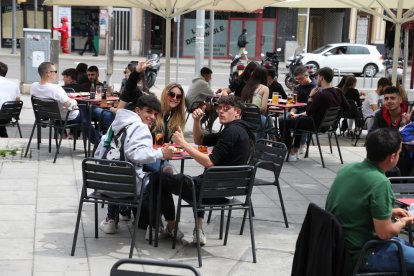 Tarde animada de compras, ayer por la tarde en el Eix Comercial.