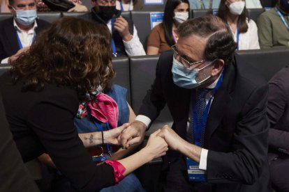 El futur president del PP, Alberto Núñez Feijóo, abraça Pablo Casado.