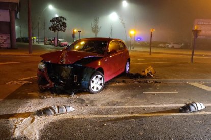 Efectivos del SEM y de la Guardia Urbana socorriendo a los heridos en el accidente de Torre Salses.