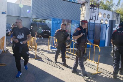 Dispositiu de seguretat en el partit - Els Mossos d’Esquadra van controlar l’entrada de les dos aficions, però no van revisar les pertinences dels assistents al camp i tampoc van haver d’intervenir durant el transcurs del partit, ja que no h ...