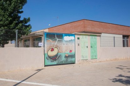 Alguns dels pares a l’arribar a Balaguer per reunir-se amb representants d’Educació.