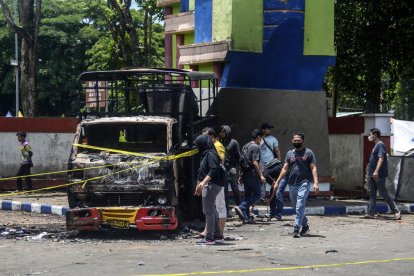 A la imatge, els seguidors salten al camp davant l’intent de la policia per contenir l’estampida.