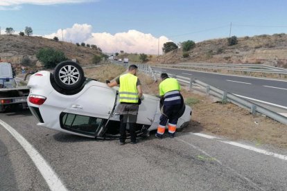 Uno de los coches ha quedado volcado.