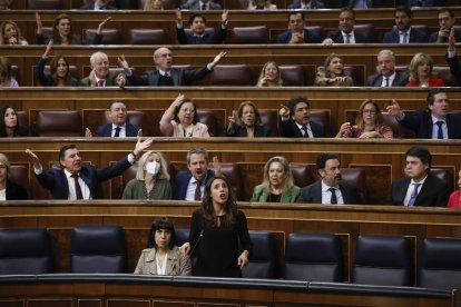 Diputados del PP protestando durante la intervención de la ministra Irene Montero en el Congreso.