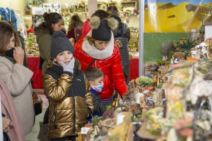 L’espectacle ‘Entre llums’ va inaugurar ahir la il·luminació a Tàrrega.