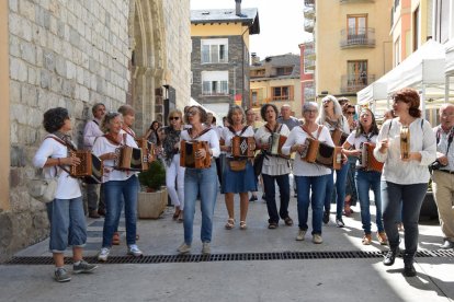 Joves i grans es van citar a la carretera C-14 per llegir un llibre.