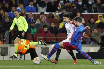 Pedri celebra el gol que va desfer l’empat davant del Sevilla, ahir al Camp Nou.