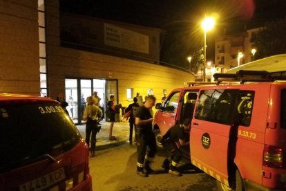 Els Bombers van traslladar a la Pobla els menors i monitors acampats a prop d’Aramunt.