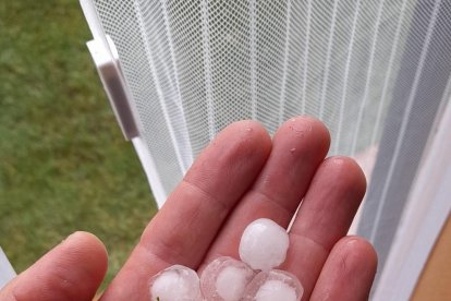 Els Bombers van traslladar a la Pobla els menors i monitors acampats a prop d’Aramunt.