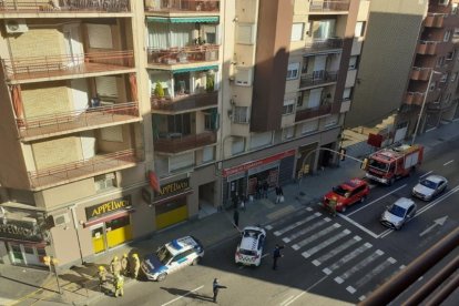 Bombers revisant l’habitatge de Príncep de Viana on hi va haver un dels focs.