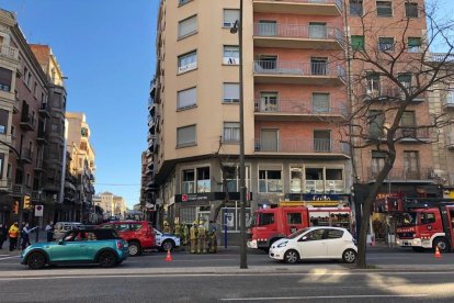 Bombers revisant l’habitatge de Príncep de Viana on hi va haver un dels focs.