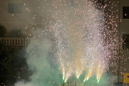 Seqüència de l’incident, des de l’encesa de la Figa-Foc (foto de l’esquerra), com es va incendiar des de l’interior i com es va calcinar per complet (foto de la dreta).