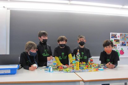 Emoció entre els joves de l’escola Vedruna de Mollerussa, primers classificats en el certamen.