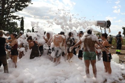 Els joves a la tradicional piscina de fang, l’activitat més participativa de la festa.
