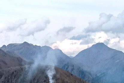 Tareas de extinción ayer en el incendio de Lladurs.