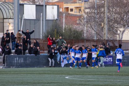 Un jugador del Tàrrega y otro del Mollerussa disputan un balón ayer durante el derbi leridano.