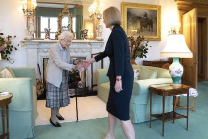 Boris Johnson abandona Downing Street junto a su mujer, Carrie.