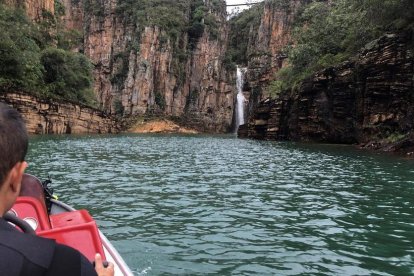Suben a ocho los muertos por la caída de una pared rocosa sobre barcas en Brasil