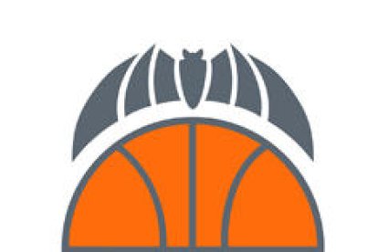 Paula Strautmane, una de les millors ahir del partit, intenta penetrar davant de la defensa valenciana.