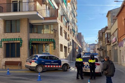 El propietario de un vehículo con el cristal roto por los balines.