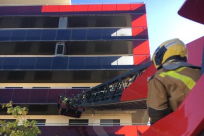 En Lleida ha caído una lámina metálica de un balcón encima de un garaje