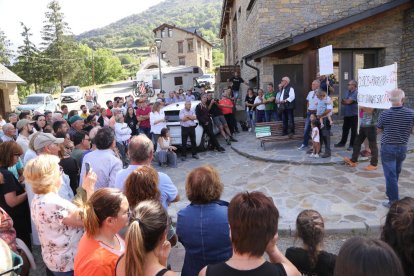 Ramon Cornellana subiendo las 450 ovejas al camión para trasladarlas desde el Sobirà a Les Garrigues, donde pasarán el verano.