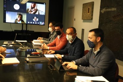 Pueyo i Postius, al centre, durant la sessió informativa.