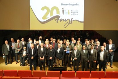 Foto de família amb els homenatjats durant la celebració del vintè aniversari de l’associació.