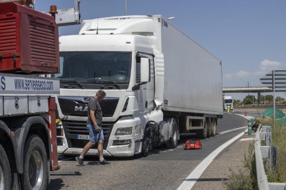 Punto del accidente en la N-240 entre Lleida y Juneda (izquierda) y el camión implicado en el choque en la A-2 en Granyanella (derecha).