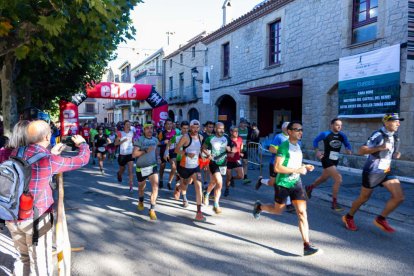 Els participants recorren les vinyes del celler Tomàs Cusiné.