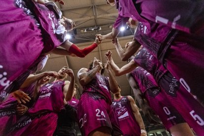 Els jugadors del Força Lleida celebren al final del partit la gran victòria contra l’Estudiantes.