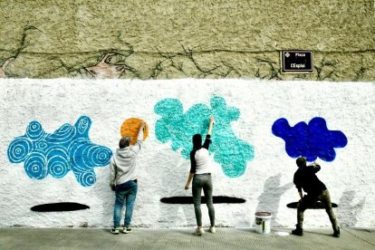 Taller mural en la plaza de l'Esplai de la mano del artista Foxy.