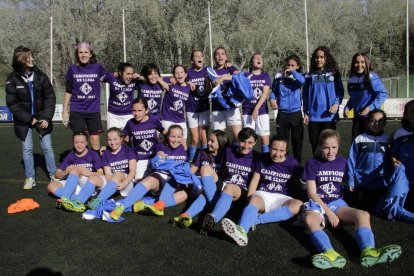 Caño, a baix, celebrant l’històric títol de l’infantil de l’AEM.