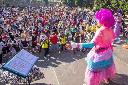 Las flores se colocaron en el balcón frente al Sant Crist.