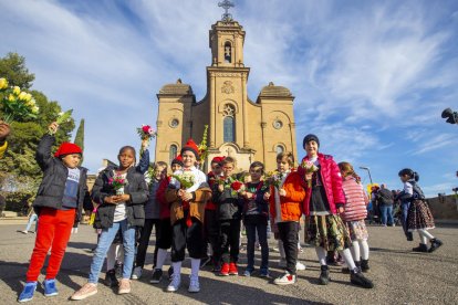 Las flores se colocaron en el balcón frente al Sant Crist.