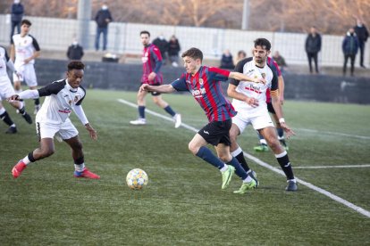 Un defensor local trata de dificultar el avance de un adversario.