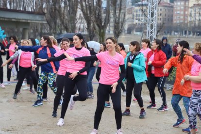 Moment de la sortida de la Cursa de la Dona de Lleida, prova que tornava a l’activitat després d’una aturada de dos anys a causa de la pandèmia.