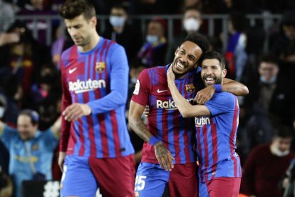 Jordi Alba felicita Pierre-Emerick Aubameyang després que el gabonès anotés la tercera diana del conjunt blaugrana abans d’arribar-se al descans.