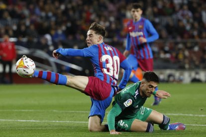 Jordi Alba felicita Pierre-Emerick Aubameyang després que el gabonès anotés la tercera diana del conjunt blaugrana abans d’arribar-se al descans.