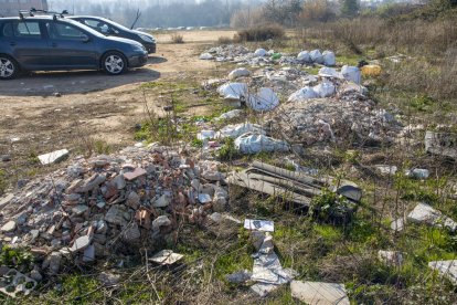 Vista general del solar, en el qual s’aprecien diversos abocaments d’escombraries.