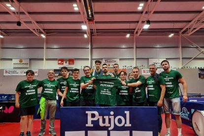 El CECELL, amb la copa de campiones de la fase d’ascens.