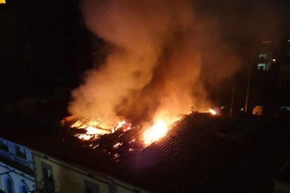 Imatge de l'incendi al carrer Sant Ruf de Lleida aquest dijous a la matinada.