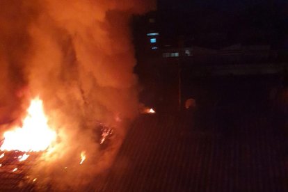 Imatge de l'incendi al carrer Sant Ruf de Lleida aquest dijous a la matinada.
