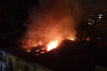 Imatge de l'incendi al carrer Sant Ruf de Lleida aquest dijous a la matinada.