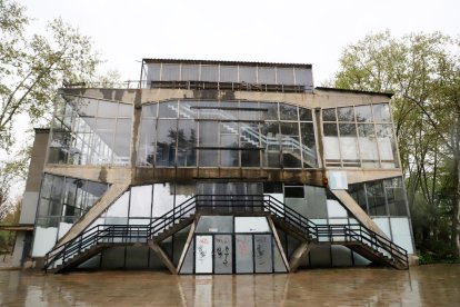 Exterior d'una de les façanes del Palau de Vidre.