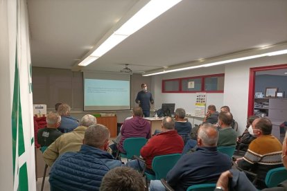 JARC va convocar ahir els afectats per les gelades a una assemblea celebrada a Alcarràs.