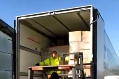 La llegada del camión de Lleida pels Refugiats.