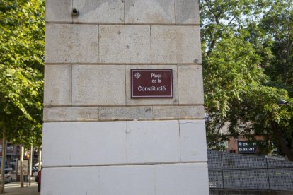 Un operari retirant les plaques franquistes amb el jou i les fletxes que encara quedaven en diversos edificis l’octubre del 2020.